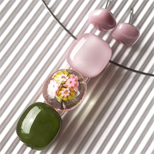 Romantikus vintage virág-gyöngysor üveg medál + sápadt rózsaszín fülbevaló orvosi fém bedugón, millefiori, üvegékszer - ékszer - ékszerszett - Meska.hu