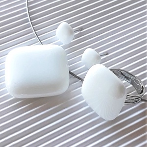 Fehér üveg rombusz medál, gyűrű, és fülbevaló NEMESACÉL/ORVOSI FÉM, minimal, üvegékszer szett - ékszer - ékszerszett - Meska.hu