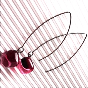 Viva magenta - Málna rombusz üveg design fülbevaló ORVOSI FÉM alapon, üvegékszer, minimal ékszer - ékszer - fülbevaló - lógó fülbevaló - Meska.hu
