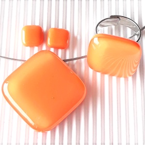 Selymes mandarin kocka üveg medál, gyűrű és fülbevaló orvosi fém bedugón, üvegékszer szett - ékszer - ékszerszett - Meska.hu
