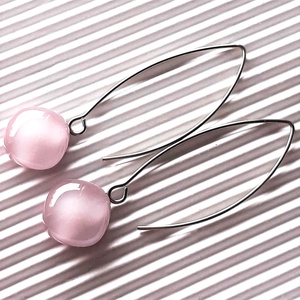 Sápadt rózsaszín üveg rombusz fülbevaló orvosi fém design akasztón, minimal üvegékszer - ékszer - fülbevaló - lógó fülbevaló - Meska.hu