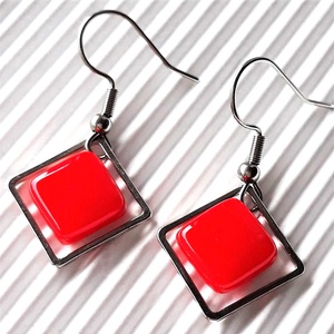 Orvosi fém alapon Ferrari piros rombusz minimal üveg lógós franciakapcsos fülbevaló, üvegékszer - ékszer - fülbevaló - lógó fülbevaló - Meska.hu