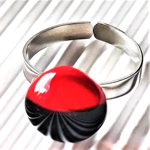 Vörös és fekete duó üveg gyűrű nemesacél alapon , üvegékszer - ékszer - gyűrű - statement gyűrű - Meska.hu