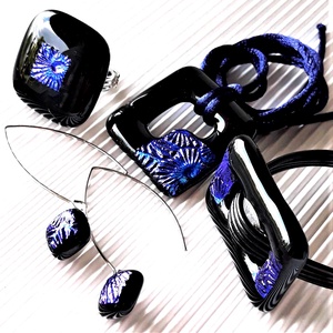 Kék éjfél tavirózsával fekete maxi fémmentes üveg medál, karkötő, gyűrű és fülbevaló, NEMESACÉL, üvegékszer szett - ékszer - ékszerszett - Meska.hu