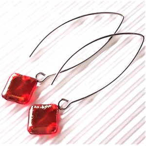 Aranyfényű rubin rombusz üveg fülbevaló hosszú, design, trendi, ORVOSI FÉM akasztón, üvegékszer, minimal ékszer - Meska.hu