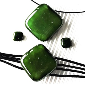 NEMESACÉL - Sötét mohazöld üveg kocka medál, karkötő és bedugós fülbevaló, üvegékszer szett - ékszer - ékszerszett - Meska.hu