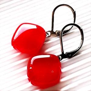 NEMESACÉL - Mély piros rombusz francia kapcsos üveg fülbevaló, üvegékszer, minimal ékszer, Ékszer, Fülbevaló, Lógó fülbevaló, Ékszerkészítés, Üvegművészet, MESKA