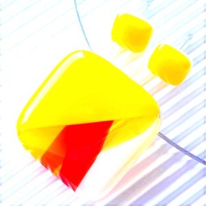 AKCIÓS! - Tűzmadár élénk sárgában rombusz üveg medál és kocka fülbevaló ORVOSI FÉM bedugón, minimal, üvegékszer, Ékszer, Ékszerszett, Ékszerkészítés, Üvegművészet, MESKA