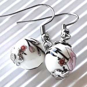 Japán cseresznyevirág porcelán gyöngy fülbevaló franciakapcsos NEMESACÉL akasztón, gyöngyékszer - ékszer - fülbevaló - lógó fülbevaló - Meska.hu