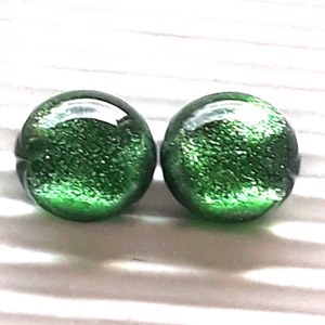 Szikrázó ezüstfenyő zöld üveg pötty fülbevaló ORVOSI FÉM alapon, üvegékszer - ékszer - fülbevaló - pötty fülbevaló - Meska.hu