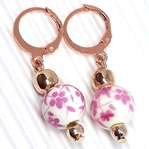 Babarózsa virág rózsa-aranyban porcelán gyöngy fülbevaló NEMESACÉL akasztón, gyöngyékszer - ékszer - fülbevaló - lógó fülbevaló - Meska.hu