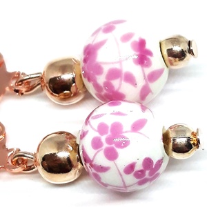 Babarózsa virág rózsa-aranyban porcelán gyöngy fülbevaló NEMESACÉL akasztón, gyöngyékszer - ékszer - fülbevaló - lógó fülbevaló - Meska.hu