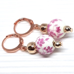 Babarózsa virág rózsa-aranyban porcelán gyöngy fülbevaló NEMESACÉL akasztón, gyöngyékszer - ékszer - fülbevaló - lógó fülbevaló - Meska.hu