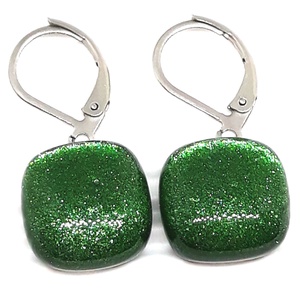 NEMESACÉL - Szikrázó ezüstfenyő maxi zöld kocka franciakapcsos üveg fülbevaló, üvegékszer - Meska.hu