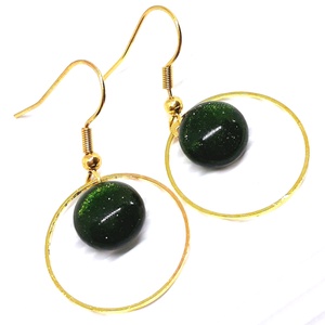 NEMESACÉL - Szikrázó aranycsillámos mohaszőnyeg aranykörben pötty lógós üveg fülbevaló, arany színű akasztón - ékszer - fülbevaló - lógós kerek fülbevaló - Meska.hu