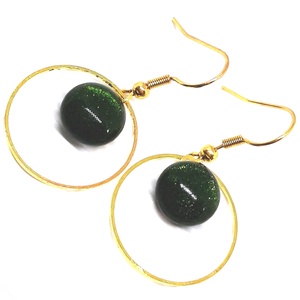 NEMESACÉL - Szikrázó aranycsillámos mohaszőnyeg aranykörben pötty lógós üveg fülbevaló, arany színű akasztón - ékszer - fülbevaló - lógós kerek fülbevaló - Meska.hu