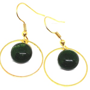 NEMESACÉL - Szikrázó aranycsillámos mohaszőnyeg aranykörben pötty lógós üveg fülbevaló, arany színű akasztón - ékszer - fülbevaló - lógós kerek fülbevaló - Meska.hu