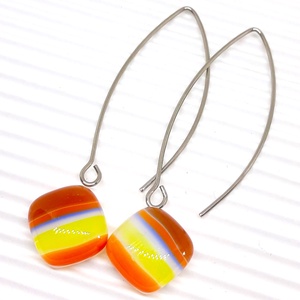 NEMESACÉL - Cirmos sárga színterápia kocka üveg fülbevaló design akasztón, üvegékszer - ékszer - fülbevaló - lógó fülbevaló - Meska.hu