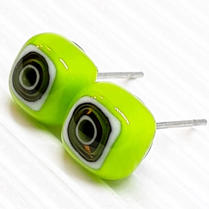 Klimt nyomán -  millefiori kockácska üveg fülbevaló ORVOSI FÉM alapon, üvegékszer  - ékszer - fülbevaló - pötty fülbevaló - Meska.hu