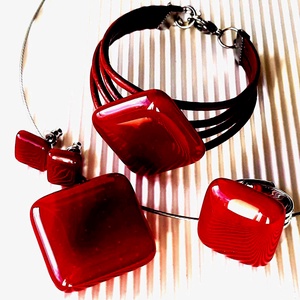 Meggybordó rombusz üveg medál, gyűrű, karkötő és bedugós fülbevaló, NEMESACÉL/ORVOSI FÉM, üvegékszer szett - ékszer - ékszerszett - Meska.hu