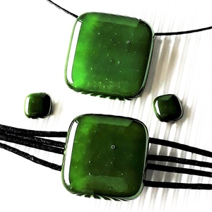 NEMESACÉL - Sötét mohazöld üveg kocka medál, karkötő és bedugós fülbevaló, üvegékszer szett - ékszer - ékszerszett - Meska.hu