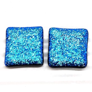 Türkizkék ragyogás dichroic kocka üveg fülbevaló ORVOSI FÉM bedugón, üvegékszer  - ékszer - fülbevaló - pötty fülbevaló - Meska.hu