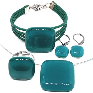 NEMESACÉL - Hamvas smaragd üveg kocka medál, gyűrű, karkötő és francia kapcsos fülbevaló, üvegékszer szett - Meska.hu