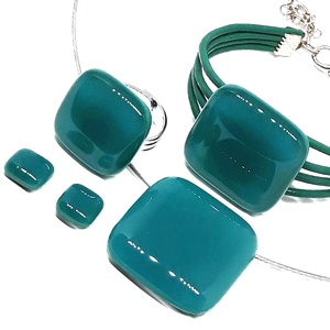 NEMESACÉL - Hamvas smaragd üveg kocka medál, gyűrű, karkötő és francia kapcsos fülbevaló, üvegékszer szett - ékszer - ékszerszett - Meska.hu