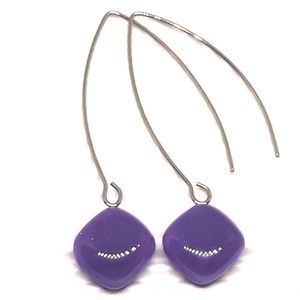 Viola lila rombusz üveg fülbevaló hosszú, trendi, design akasztón, NEMESACÉL, üvegékszer, minimal ékszer, Ékszer, Fülbevaló, Lógó fülbevaló, Ékszerkészítés, Üvegművészet, AKCIÓ! - 3 BÁRMILYEN TERMÉK vásárlása esetén a harmadikból 50 % KEDVEZMÉNY, akár INGYEN POSTÁZÁS és..., Meska
