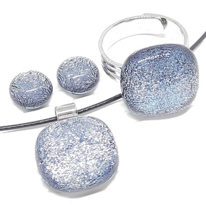 NEMESACÉL - Hamvas-kékes ezüst ragyogás dichroic üveg medál, fülbevaló és gyűrű, üvegékszer szett - Meska.hu