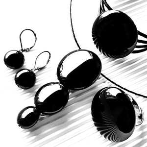 NEMESACÉL - Éjfekete körfüzér üveg medál és francia kapcsos fülbevaló, nyaklánc, üvegékszer szett - ékszer - ékszerszett - Meska.hu