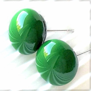 Smaragd zöld kerek üveg fülbevaló, ORVOSI FÉM bedugón, pötty, üvegékszer, Ékszer, Fülbevaló, Pötty fülbevaló, Ékszerkészítés, Üvegművészet, Meska