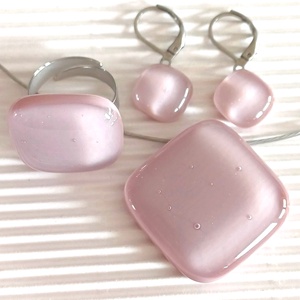 NEMESACÉL - Sápadt rózsaszín üveg kocka medál, gyűrű és francia kapcsos fülbevaló, üvegékszer szett - ékszer - ékszerszett - Meska.hu