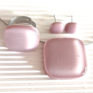 NEMESACÉL - Sápadt rózsaszín üveg kocka medál, gyűrű és francia kapcsos fülbevaló, üvegékszer szett - ékszer - ékszerszett - Meska.hu