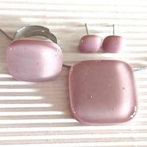 NEMESACÉL - Sápadt rózsaszín üveg kocka medál, gyűrű és fülbevaló, minimal, üvegékszer szett - Meska.hu