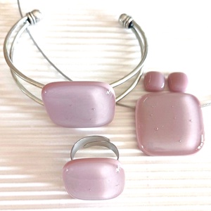 NEMESACÉL - Sápadt rózsaszín üveg kocka medál, gyűrű és fülbevaló, minimal, üvegékszer szett - ékszer - ékszerszett - Meska.hu