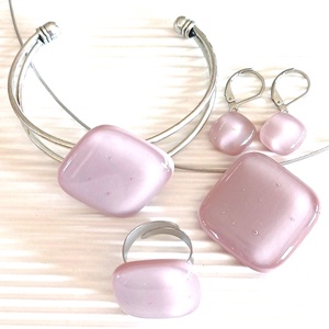 NEMESACÉL - Sápadt rózsaszín üveg rombusz medál, gyűrű és francia kapcsos fülbevaló, üvegékszer szett - ékszer - ékszerszett - Meska.hu