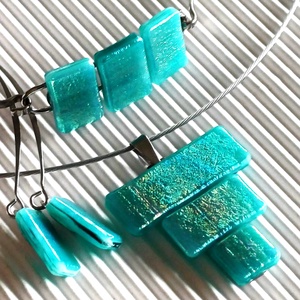 NEMESACÉL - Smaragd csillám ragyogás üveg nyaklánc, karkötő és lógós fülbevaló, minimal design, üvegékszer szett - Meska.hu