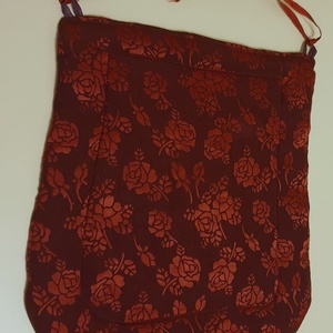 Székpárna ovisoknak, puha selyem, leoldható kötővel. Lilásbordó alapon fényes bordó rózsákkal. Új, egyedi, kézműves - otthon & életmód - lakástextil - székpárna, huzat - Meska.hu