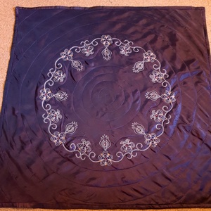 Sötétbordó selyem asztalterítő, abrosz, virágmintával. Új, egyedi, kézműves termék - otthon & életmód - konyhafelszerelés, tálalás - tálalás - terítő - Meska.hu Sötétbordó selyem asztalterítő, abrosz, virágmintával. Új, egyedi, kézműves termék - otthon & életmód - konyhafelszerelés, tálalás - tálalás - terítő - Meska.hu