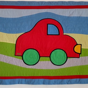 Vidám falvédő, falikép, piros autóval. Új, íves patchwork, szabad gépi tűzéssel. Egyedi, kézműves termék - otthon & életmód - babaszoba, gyerekszoba - falvédő gyerekszobába - Meska.hu