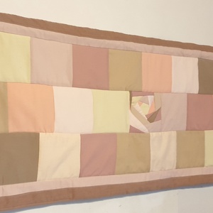 Falvédő, puha és vastag, pasztell rózsaszín  bézs, patchwork rózsával, 160 cm. Új, egyedi, kézműves termék - otthon & életmód - lakástextil - falvédő - Meska.hu