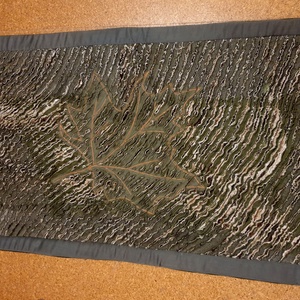 Nature (B): zseníliázott szőnyeg, falevéllel. Terepzöld, bézs és barna. Egyedi, kézműves termék. NoWaste, upcycling - otthon & életmód - lakástextil - szőnyeg - más típusú szőnyeg - Meska.hu