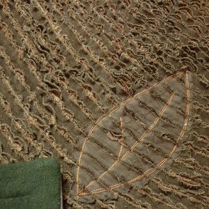 Nature (C): zseníliázott szőnyeg, falevelekkel. Terepzöld, bézs és barna. Egyedi, kézműves termék. NoWaste, upcycling - otthon & életmód - lakástextil - szőnyeg - más típusú szőnyeg - Meska.hu