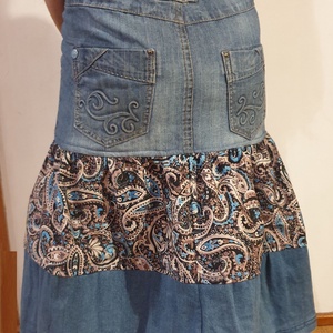 Kék farmer szoknya, türkiz mintás díszítéssel (kb. 9 évesre). Upcycling, NoWaste. Új, egyedi tervezésű kézműves termék.  - ruha & divat - babaruha & gyerekruha - szoknya - Meska.hu