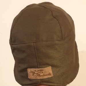 Férfi sapka, fiú sapka. Terepzöld, minőségi szövet, puha műszőrme béléssel. 61 cm. Upcycled, NoWaste. Egyedi tervezésű - ruha & divat - sál, sapka, kendő - sapka - Meska.hu