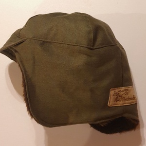 Férfi sapka, fiú sapka. Terepzöld, minőségi szövet, puha műszőrme béléssel. 61 cm. Upcycled, NoWaste. Egyedi tervezésű - ruha & divat - sál, sapka, kendő - sapka - Meska.hu