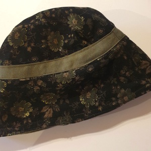 Női kalap, sapka: kifordítható, 53 cm. Terepzöld szövet, barna csipkével és kordbársony, virágokkal. Upcycled, NoWaste. - ruha & divat - sál, sapka, kendő - kalap - Meska.hu