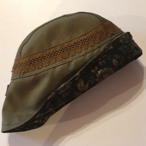 Női kalap, sapka: kifordítható, 53 cm. Terepzöld szövet, barna csipkével és kordbársony, virágokkal. Upcycled, NoWaste. - ruha & divat - sál, sapka, kendő - kalap - Meska.hu