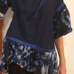 Tunika, blúz. Sötétkék, alkalmi, M, 40 méret. Vékony selyem, ívelt vonalvezetéssel. Új, egyedi, Upcycled, NoWaste.  - ruha & divat - női ruha - tunika - Meska.hu